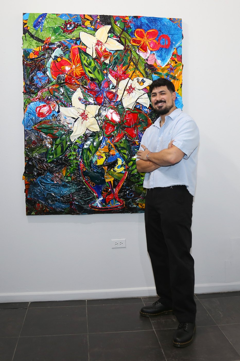 Miguel Ángel Feba junto a su obra en Galería Petrus