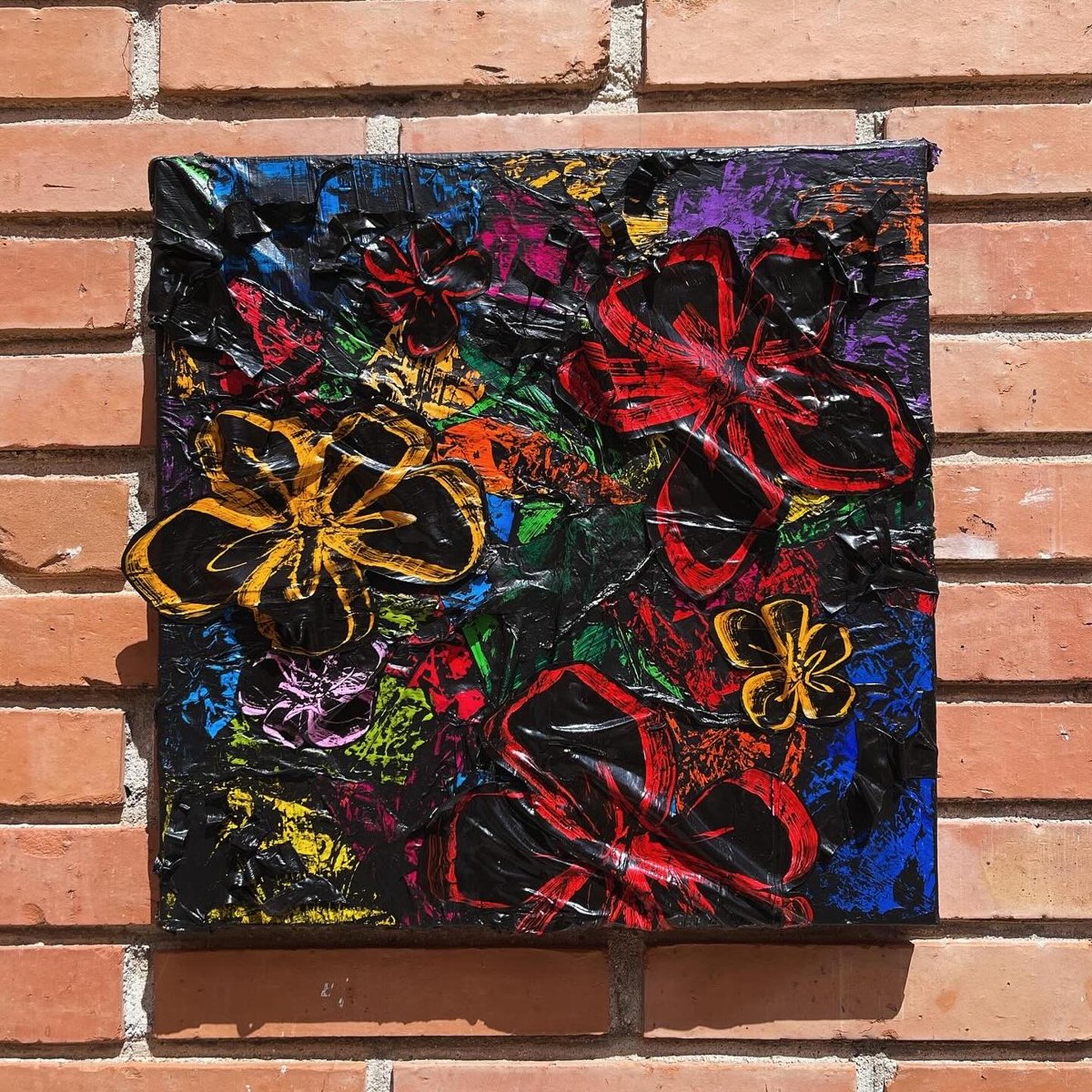 Obra de Miguel Ángel Feba sobre una pared de ladrillo en Zapadores